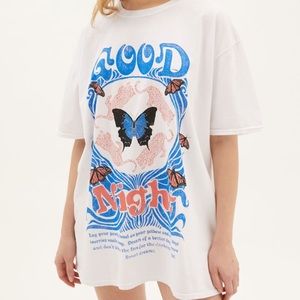 Urban outfitters graphic tee fits like a large